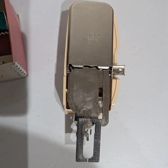 Vintage Singer Buttonholer - Picture 2 of 12